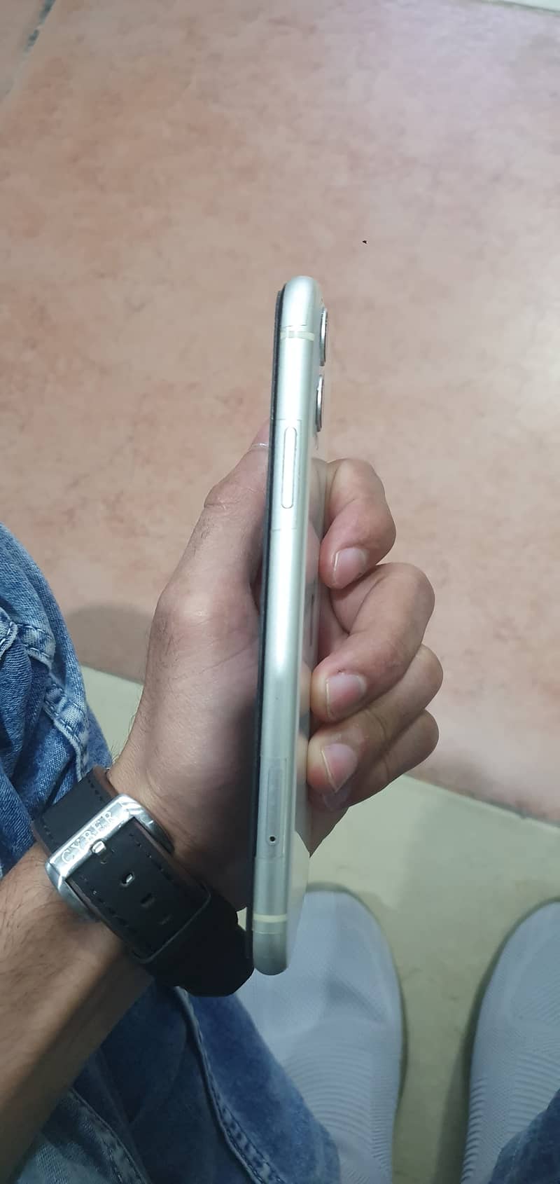 Apple iPhone 11 4