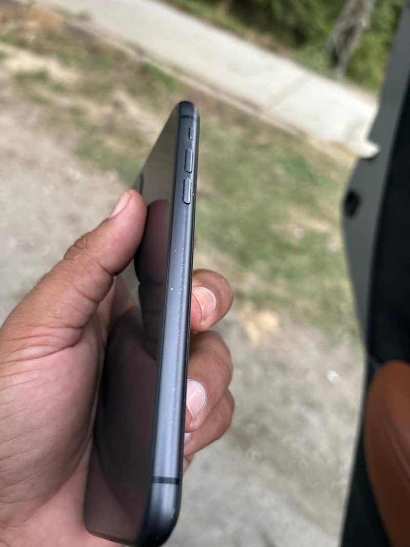 iPhone 11 4
