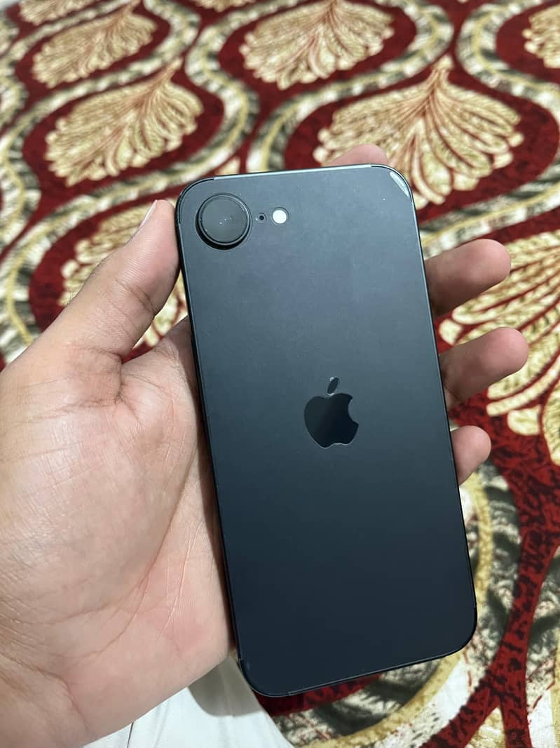 Apple iPhone 16e 0
