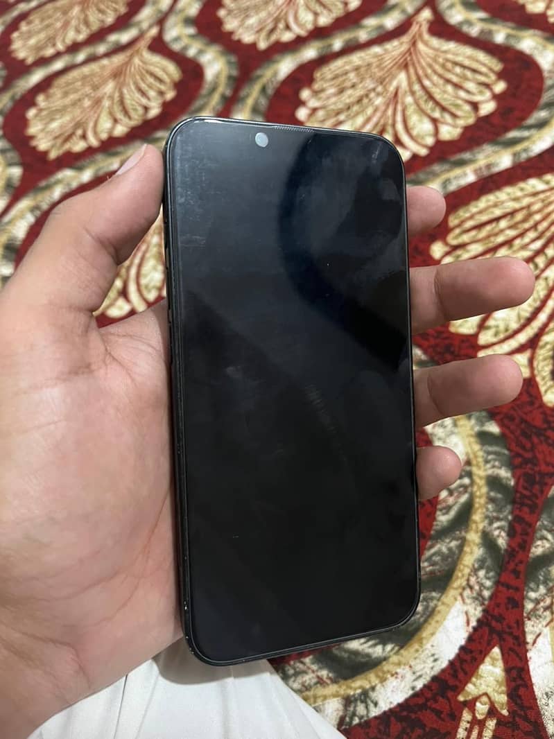 Apple iPhone 16e 1