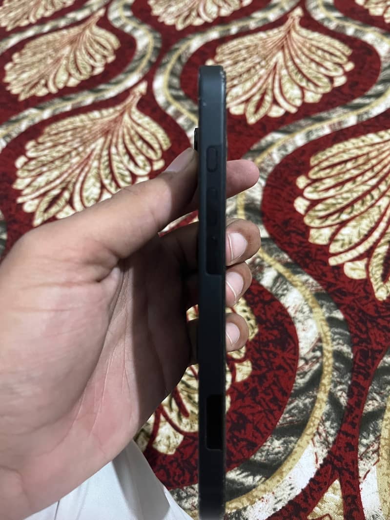 Apple iPhone 16e 2