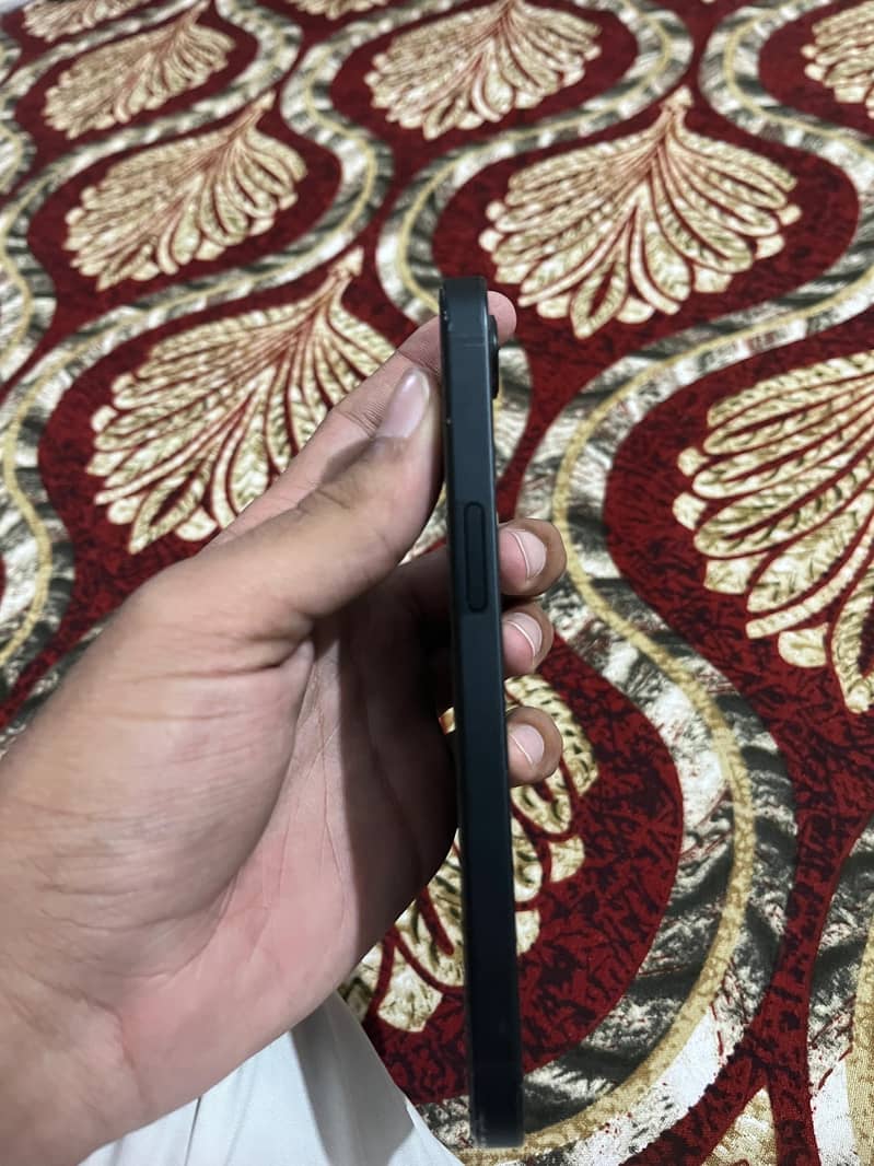 Apple iPhone 16e 3