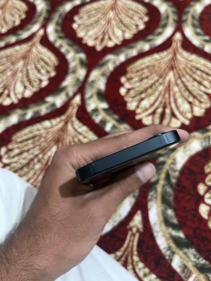 Apple iPhone 16e 4