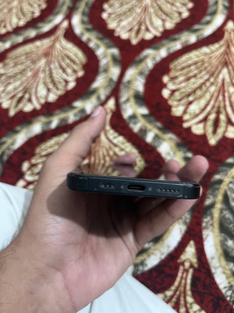 Apple iPhone 16e 5