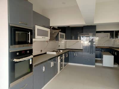 Just Like New 400 Sq. Yards West Open Ground Floor Portion with 4 Bed DD, 5 Washrooms & Car Parking Available for Rent in Prime Block 7, Gulistan-e-Johar Near KFC & Dilpasand.