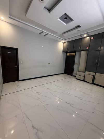 Just Like New 400 Square Yards West Open Ground Floor Portion With 4 Bed DD, 5 Washrooms & Car Parking Available For Rent In Prime Block 7, Gulistan-E-Johar Near KFC & Dilpasand