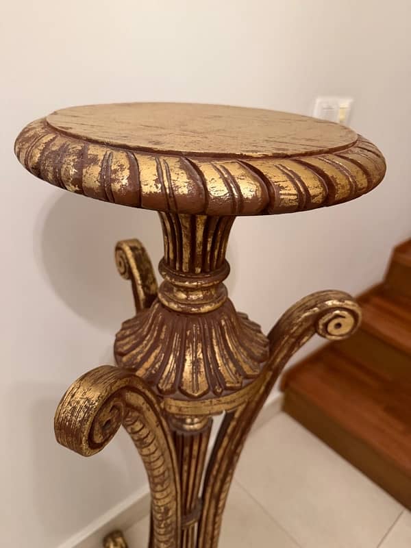 Classical pedestal table 0