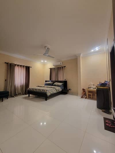 250YARDS DUPLEX FOR SALE IN DHA PHASE 8. MOST PRIME LOCATION IN DHA KARACHI