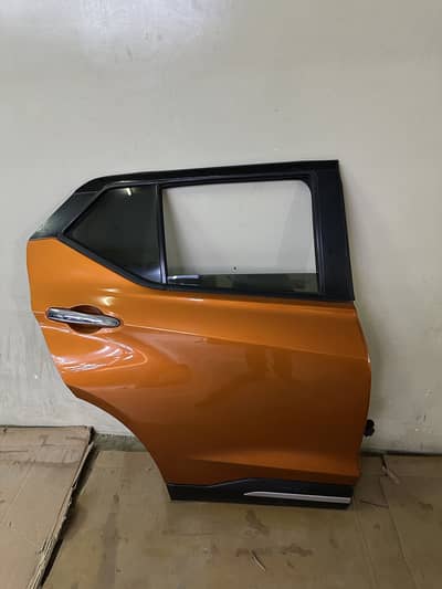 Nissan kicks complete driver side back door and hinges