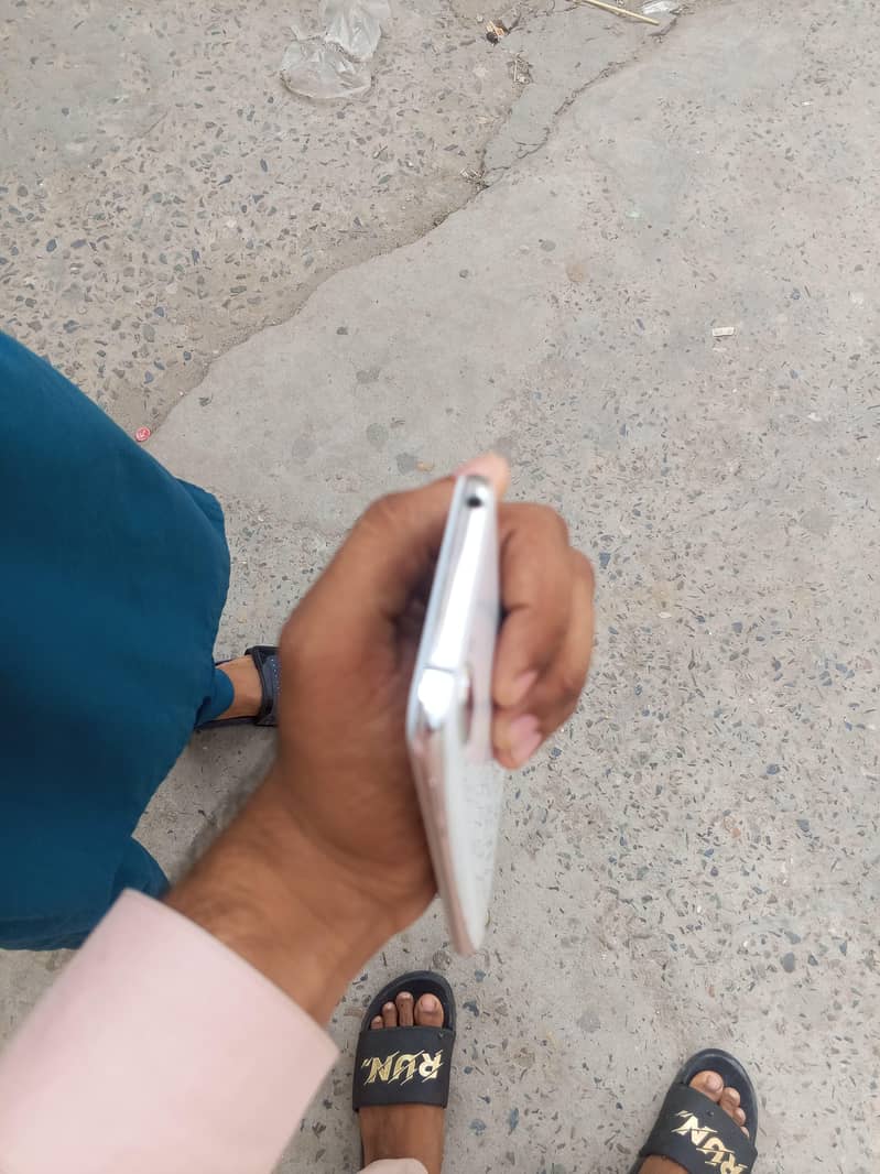 Sharp Aquos R2 0