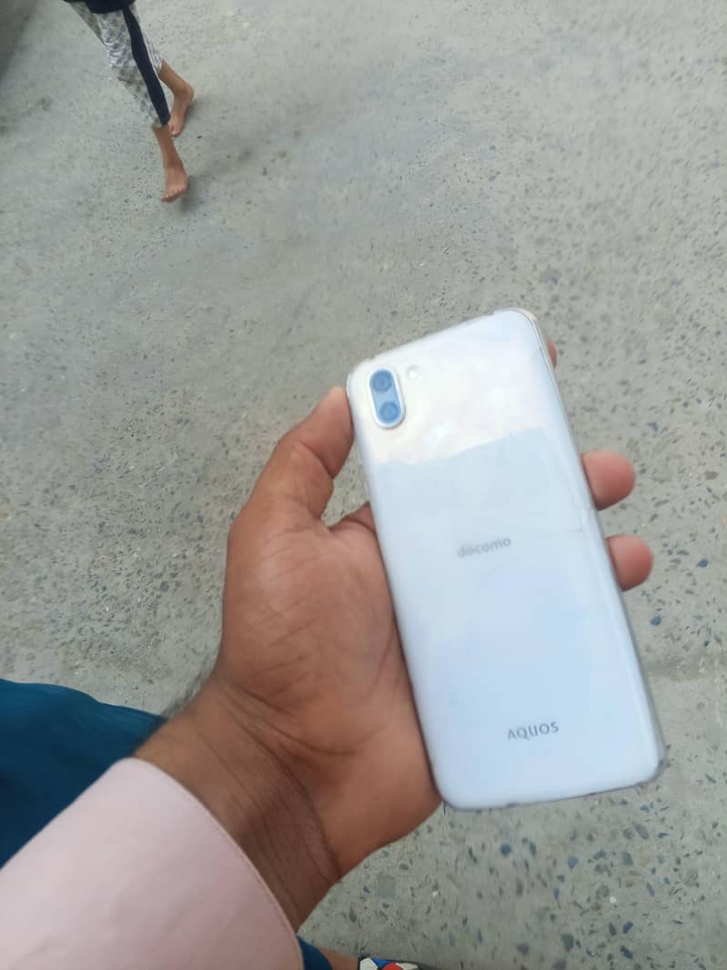 Sharp Aquos R2 4