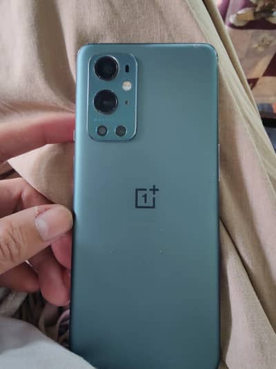 10/10 mobile  ha koi malsa nh ha Sirf side pa barek see line ha jo