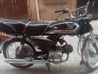 fuel tank thora scratch ha baki condition okk ha