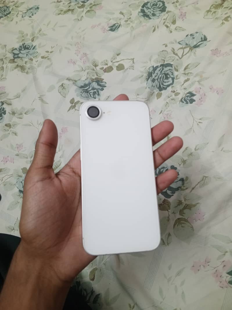 Apple iPhone 16e 1
