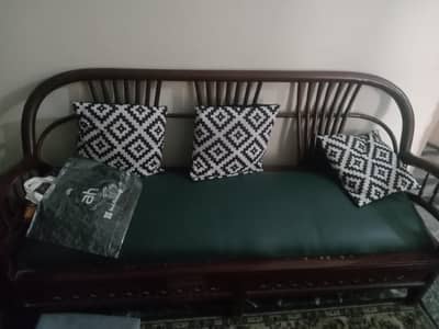 3 seater sofa aur 2 wooden chairs