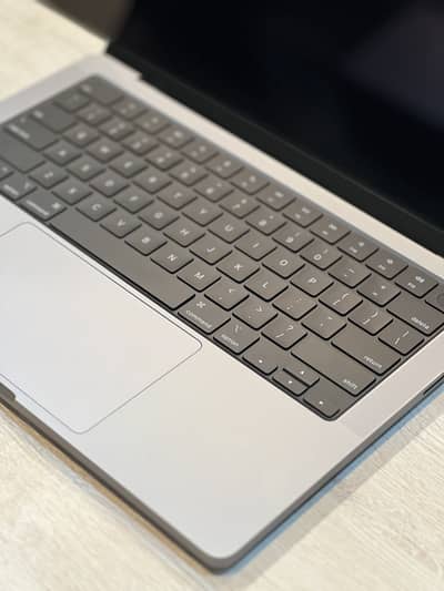Apple MacBook M1 Pro 2021  16GB 512GB 14 INCH