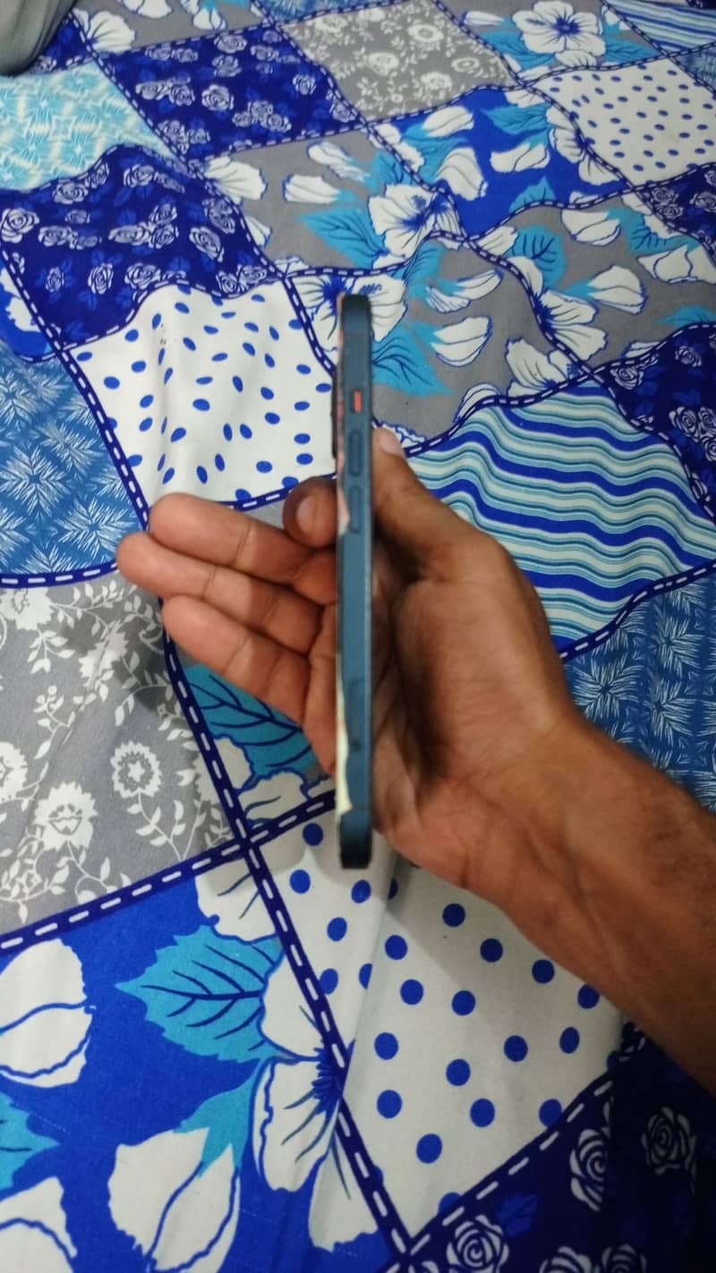 Apple iPhone 13 2
