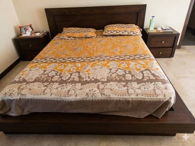 Wooden bed/branded bed set/furniture/Bed set/bed with side table