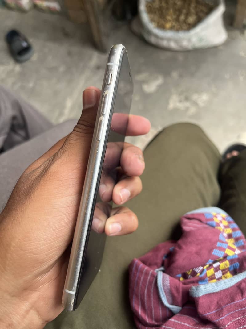 Apple iPhone X 4