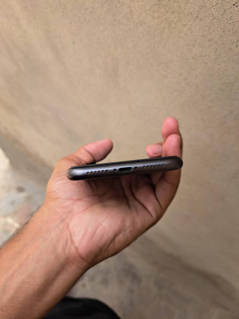 iPhone 11 4