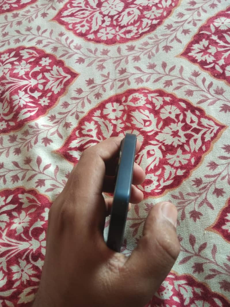 Apple iPhone 13 2