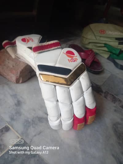 Right Hand cricket gloves only 5 match uesd