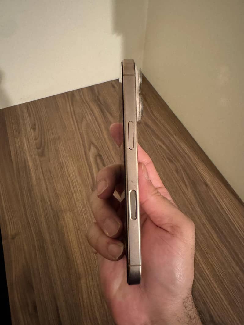 iPhone 16 Pro 4