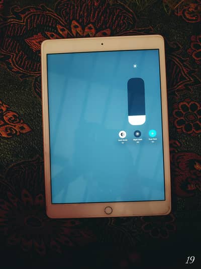 Ipad 8 genration 128 golden color 10 b 10 with orignall charger