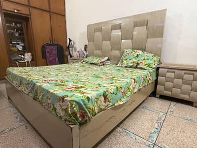 king bed with side tables