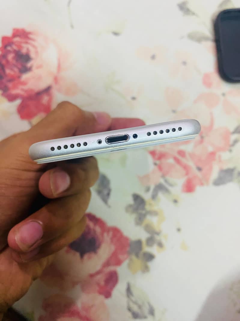 Apple iPhone 7 2