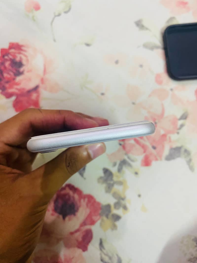 Apple iPhone 7 3