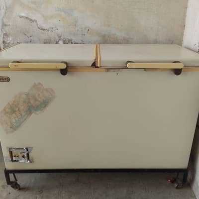 Old model d freezer good condition total geniun