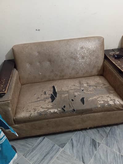4 seeter sofa urgent sale