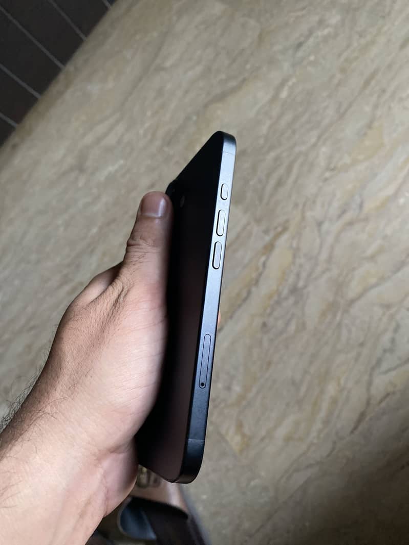 Apple iPhone 16 2