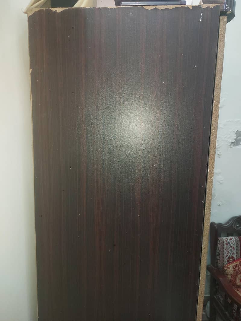 فروخت کے لیے اچھی حالت میں استعمال شدہ ووڈن وارڈروب دستیاب ہے۔ 2