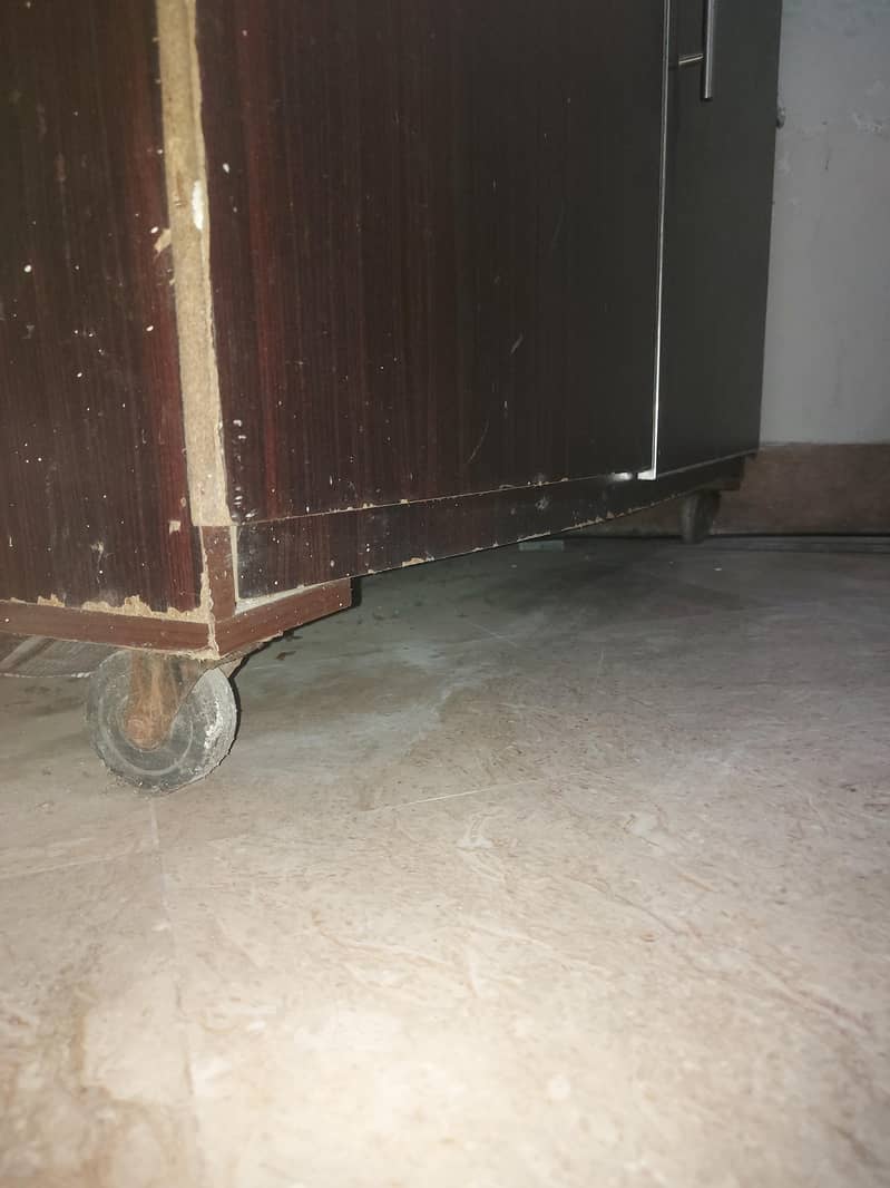 فروخت کے لیے اچھی حالت میں استعمال شدہ ووڈن وارڈروب دستیاب ہے۔ 3