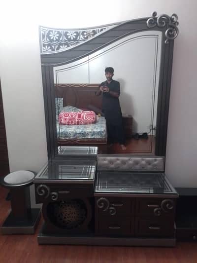 dressing table with makeup chair