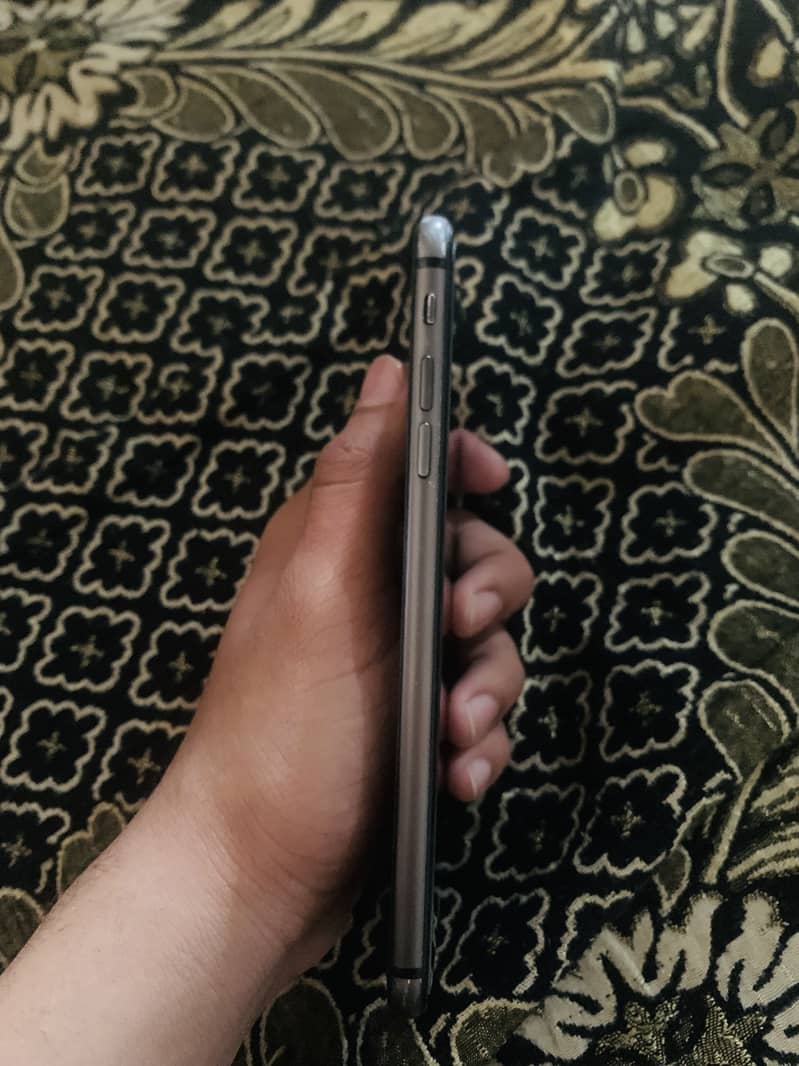 Apple iPhone 8 Plus 4