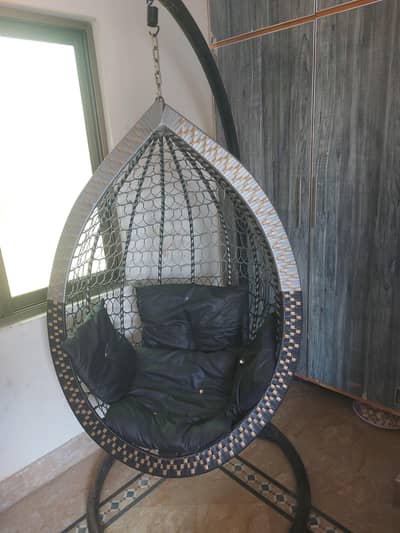 [Swing Chair) فروخت کے لیے دستیاب ہے۔