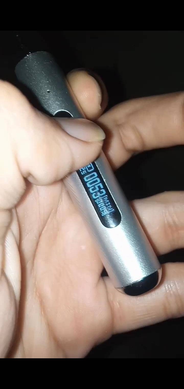 VTHRU PRO girl hand used only 60 puffs taken 2