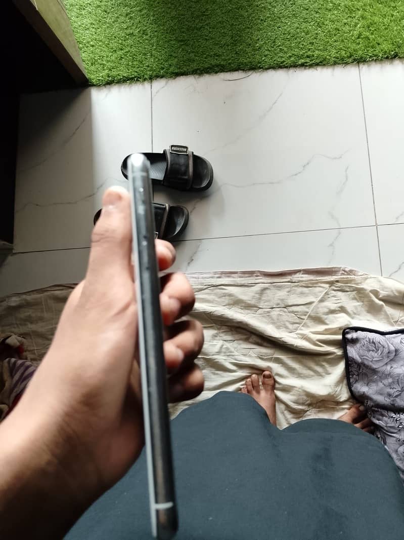 Apple iPhone 11 Pro Max 4