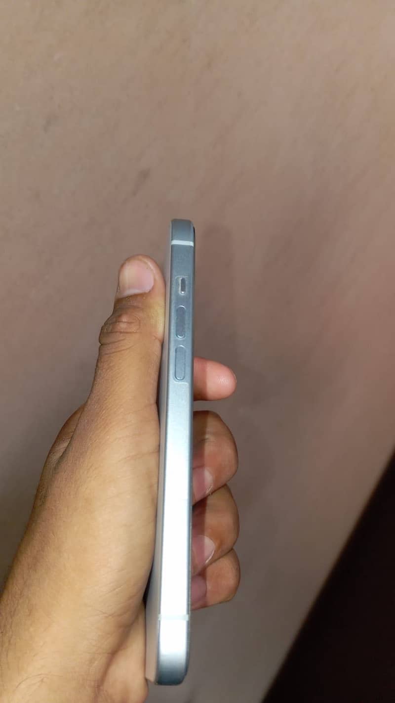 Apple iPhone 15 4
