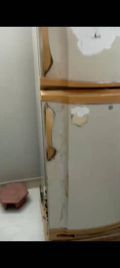 selling fridge in good condition