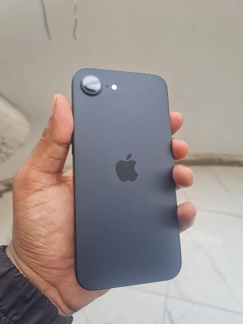IPhone 16e 1
