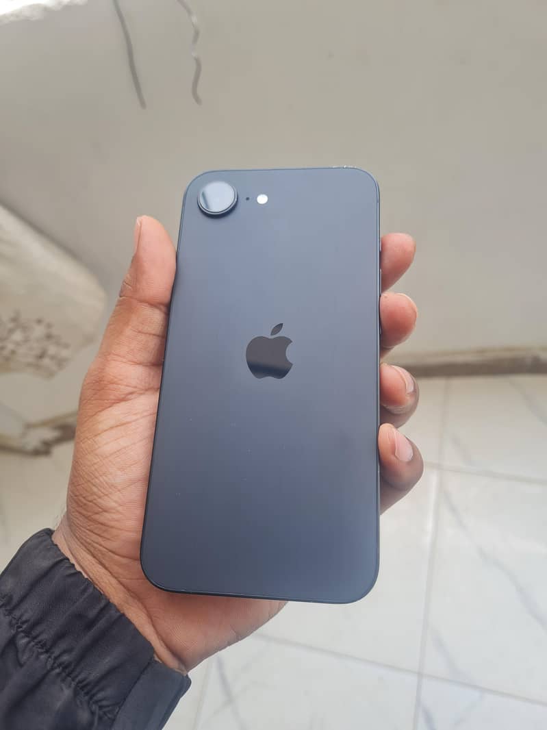 IPhone 16e 3