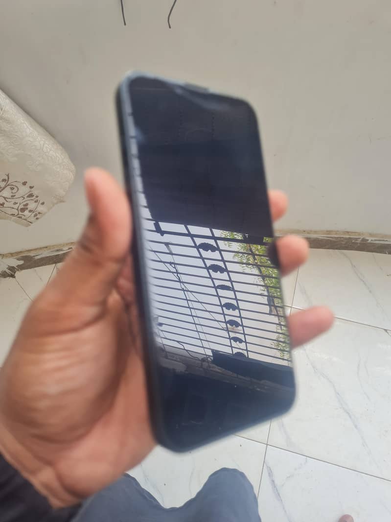IPhone 16e 5