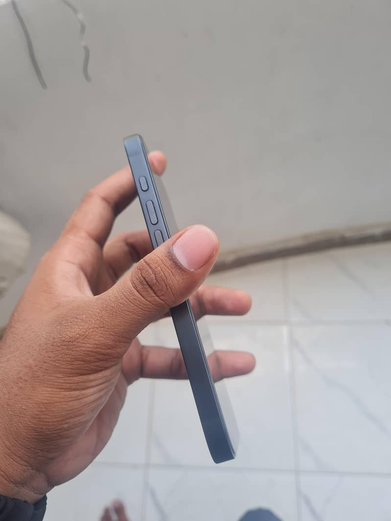 IPhone 16e 9