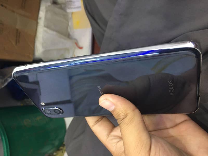 Sharp Aquos R2 1