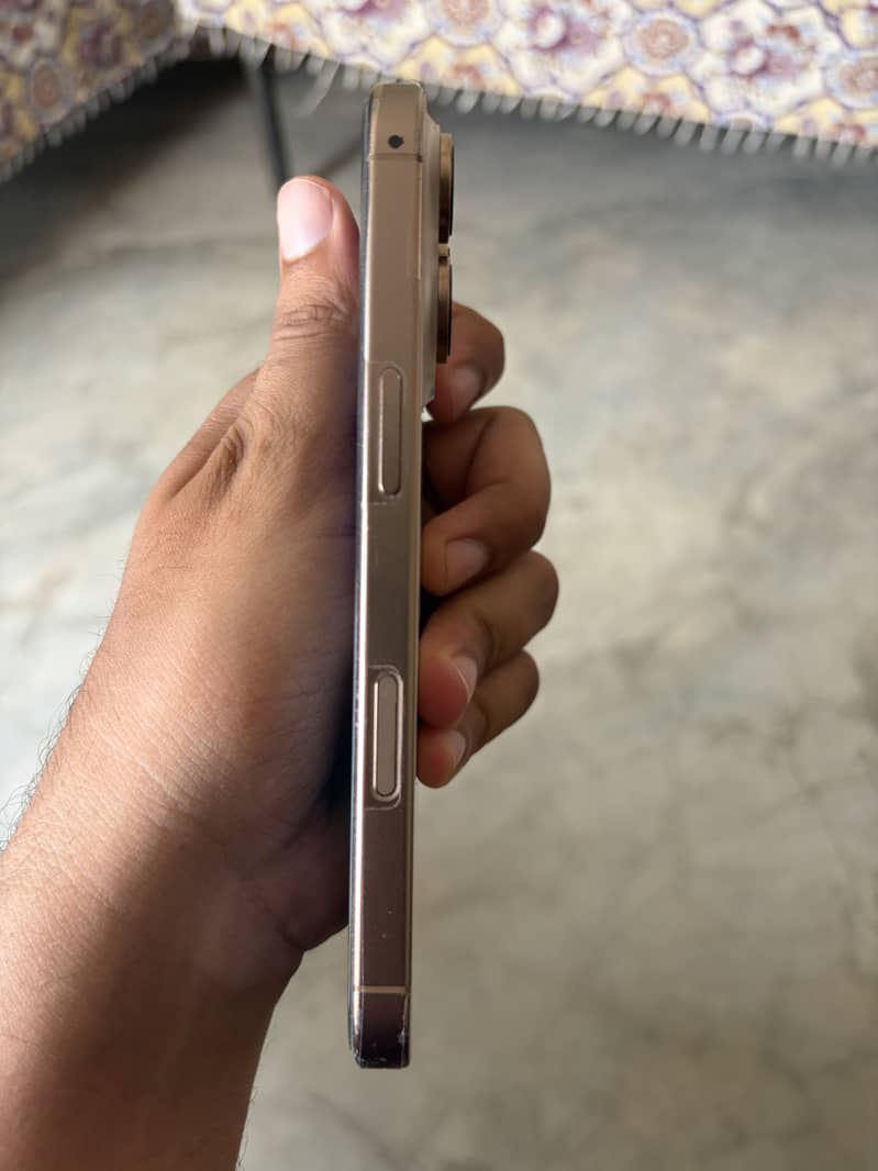 Apple iPhone 16 Pro 3