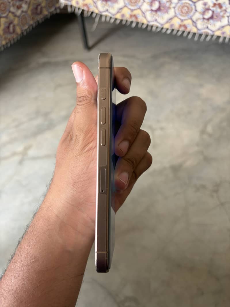 Apple iPhone 16 Pro 4